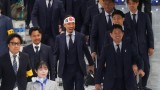 ◆悲報◆日本代表DF長友佑都さん、空港に日の丸鉢巻巻いて現れ浮いてしまう😭